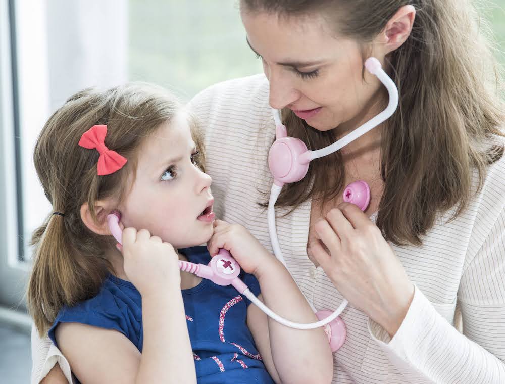 mama en dochtertje dokter spelen