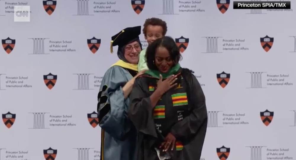 proclamatie mama met kindje op het podium
