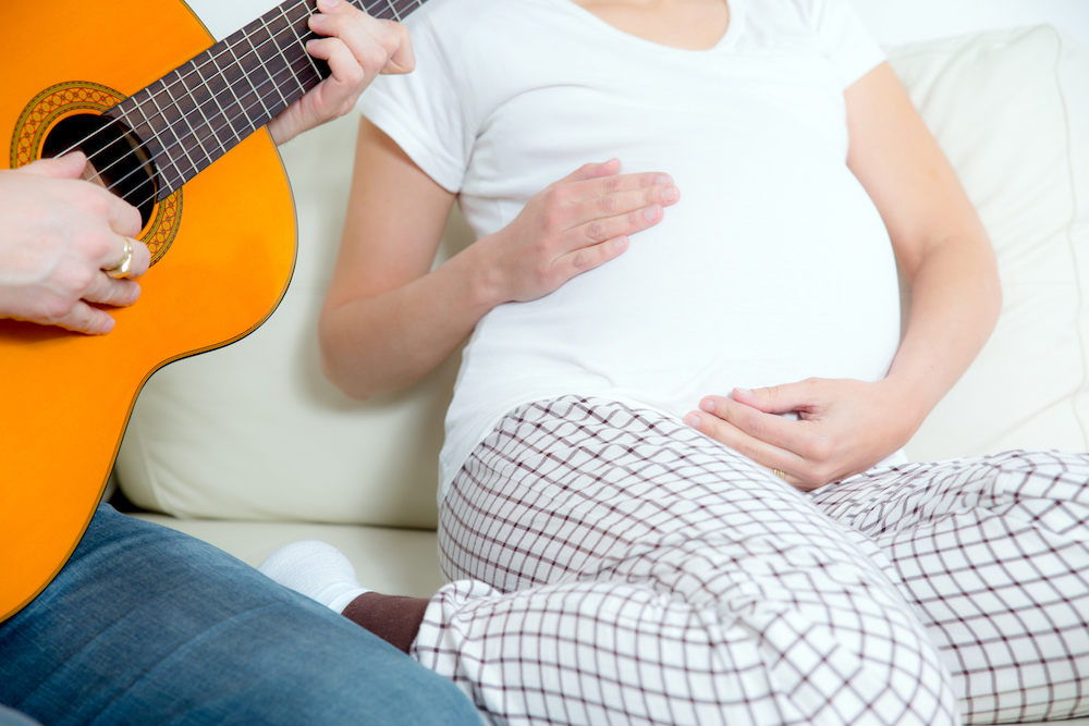 gitaar zwangere vrouw