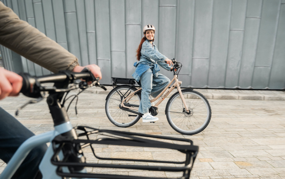 tienermeisje rijdt met elektrische fiets