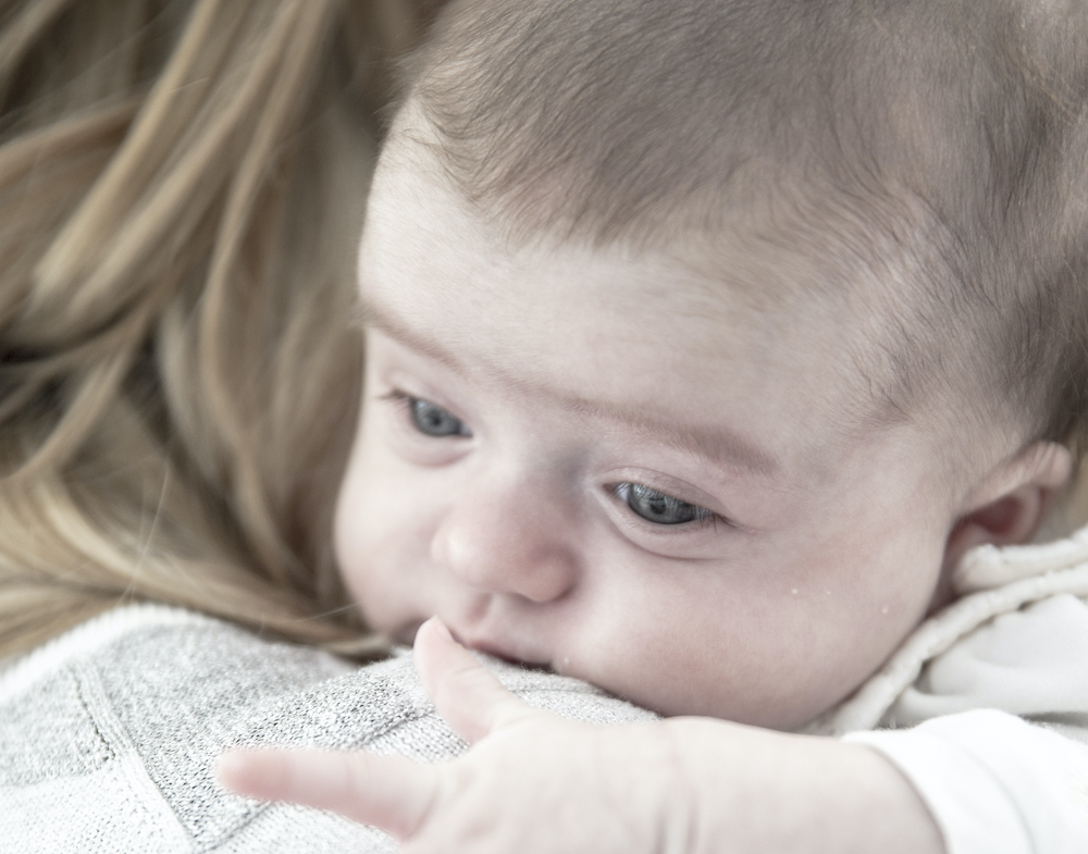 baby op schouder van mama