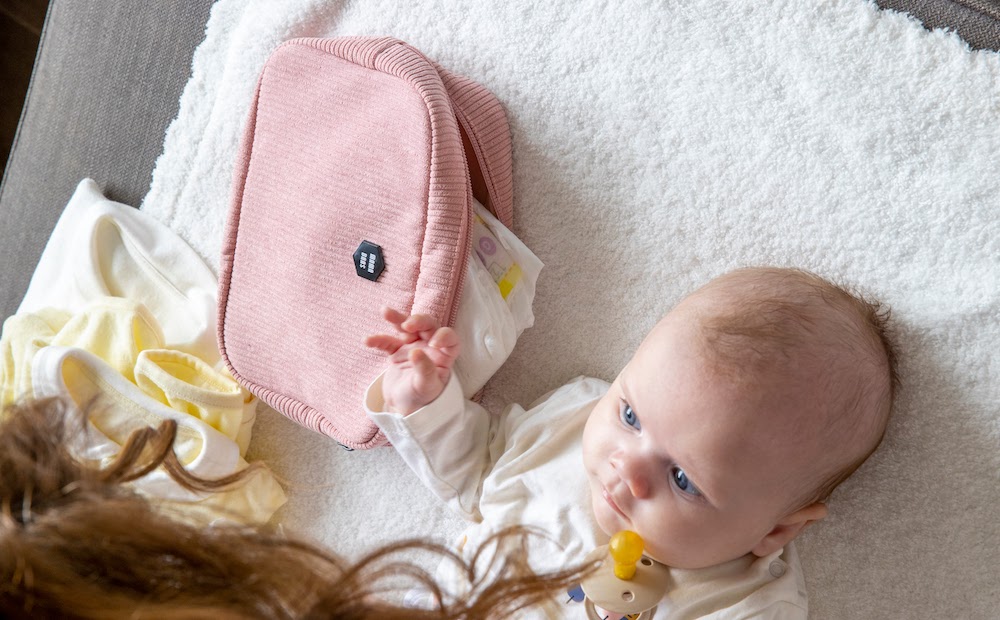 baby op verversdeken met tasje