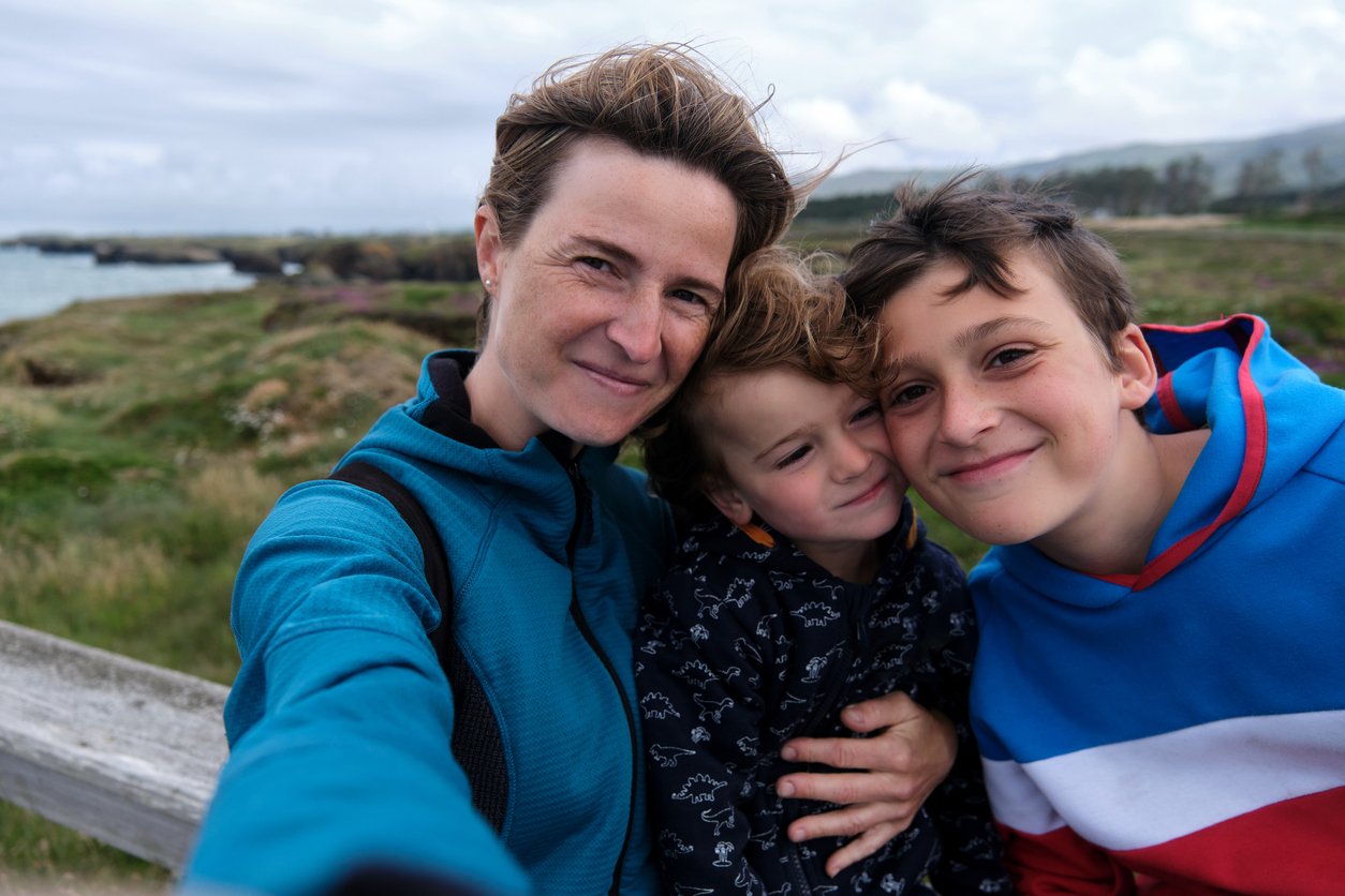 tieners vakantie gescheiden ouder mama