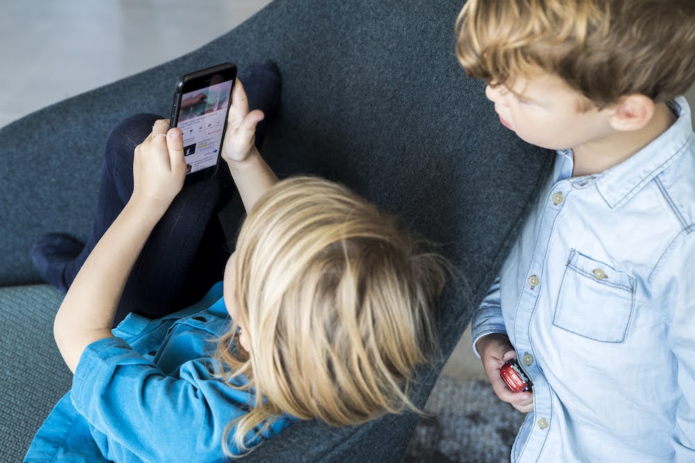 Kindjes in de zetel met gsm 