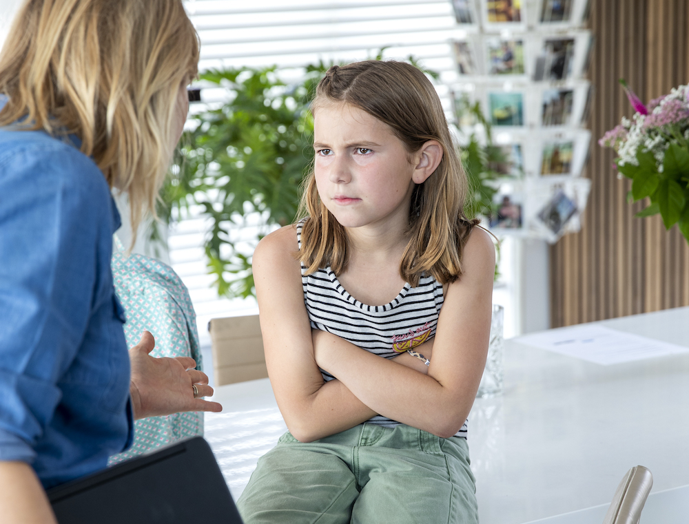 Meisje kijkt boos naar haar mama