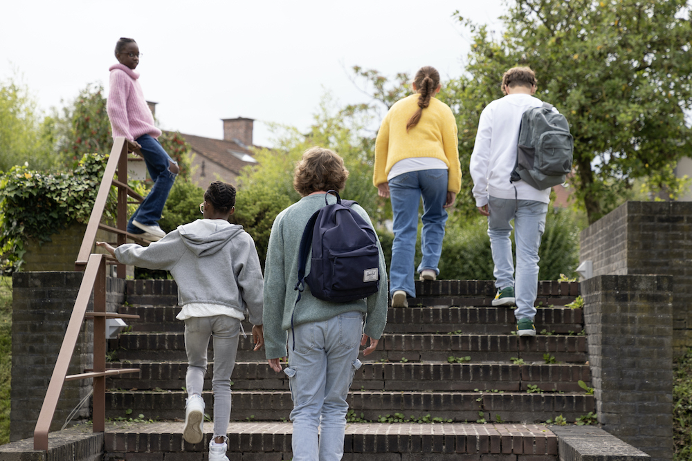 Tieners lopen trap op
