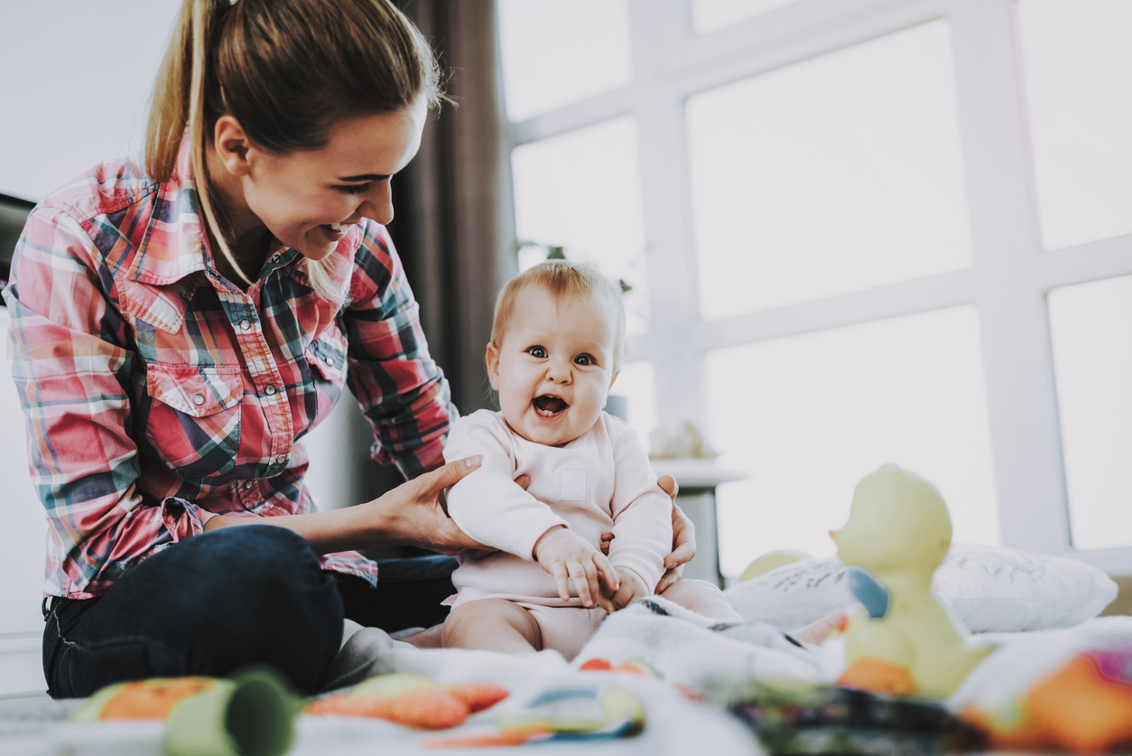 Vrouw babysit op baby