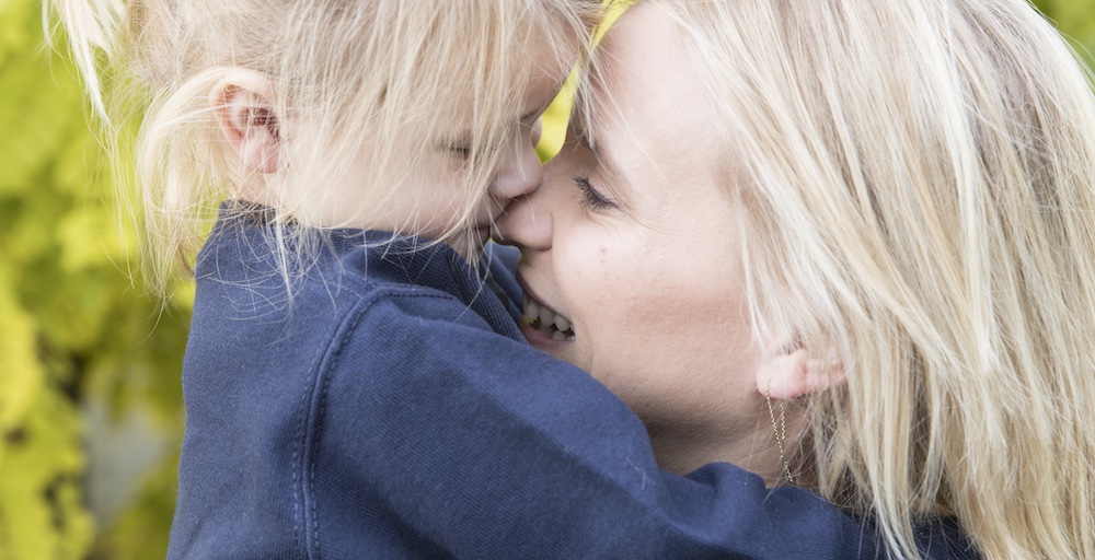 mama en dochter knuffelen