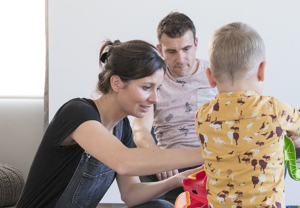 mama en papa spelen met kindje