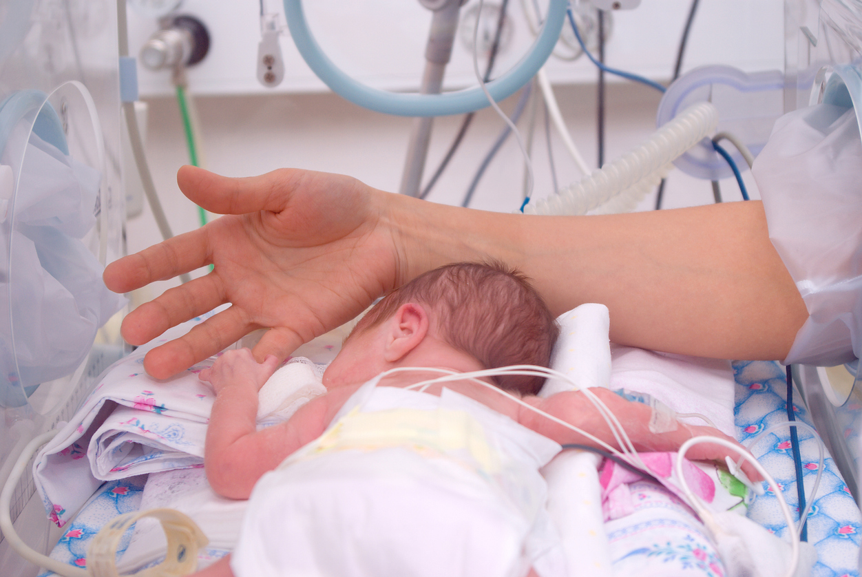 premature baby in couveuse