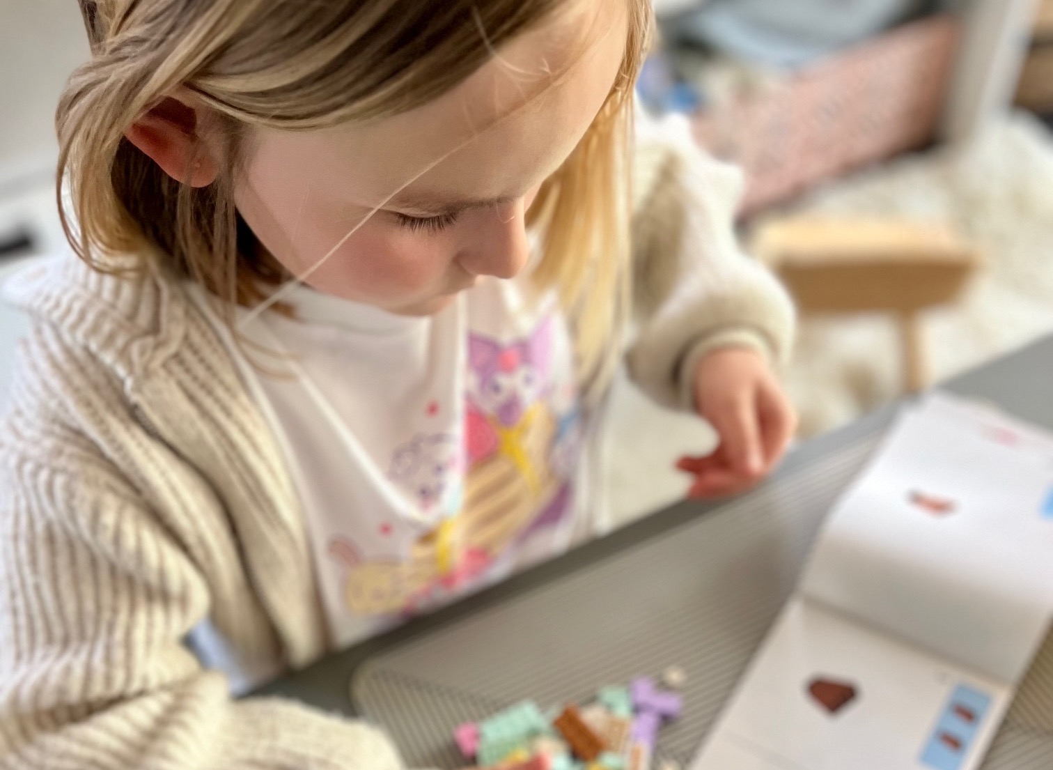Meisje speelt met LEGO stenen
