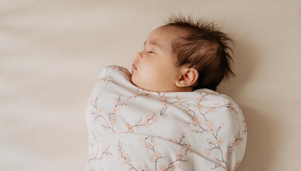 Baby slaapt in inbakerslaapzak
