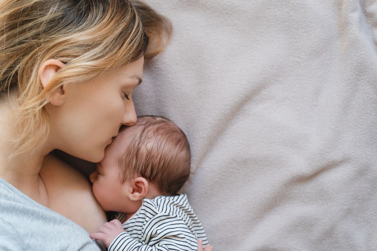 mama met newborn baby