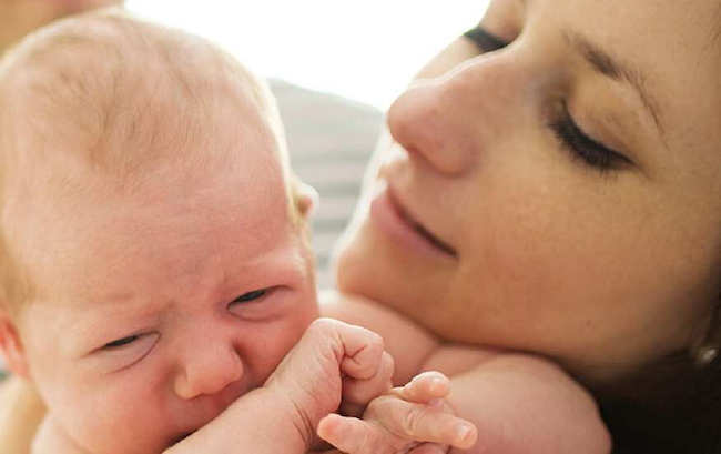 mama met kleine baby op schouder