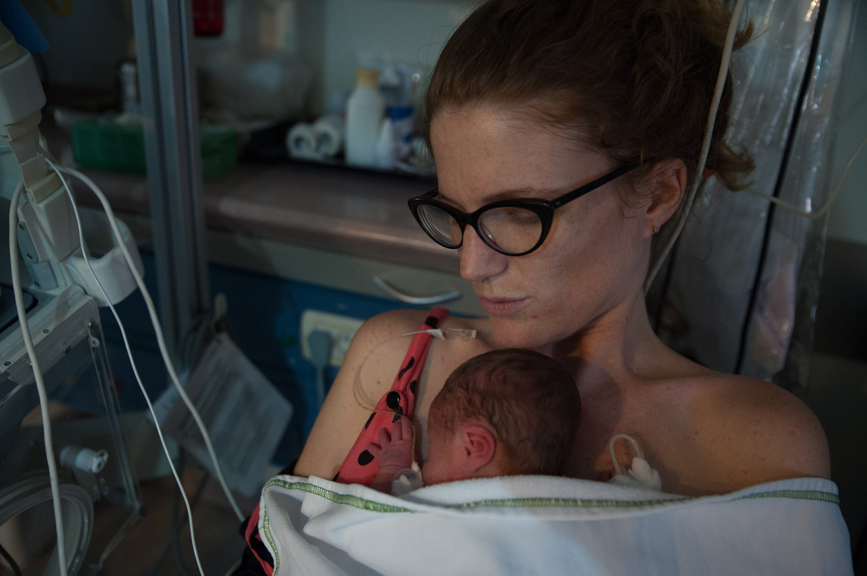mama met premature baby kangoeroeën