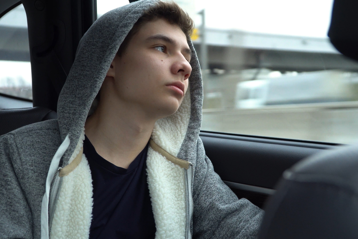tiener in auto