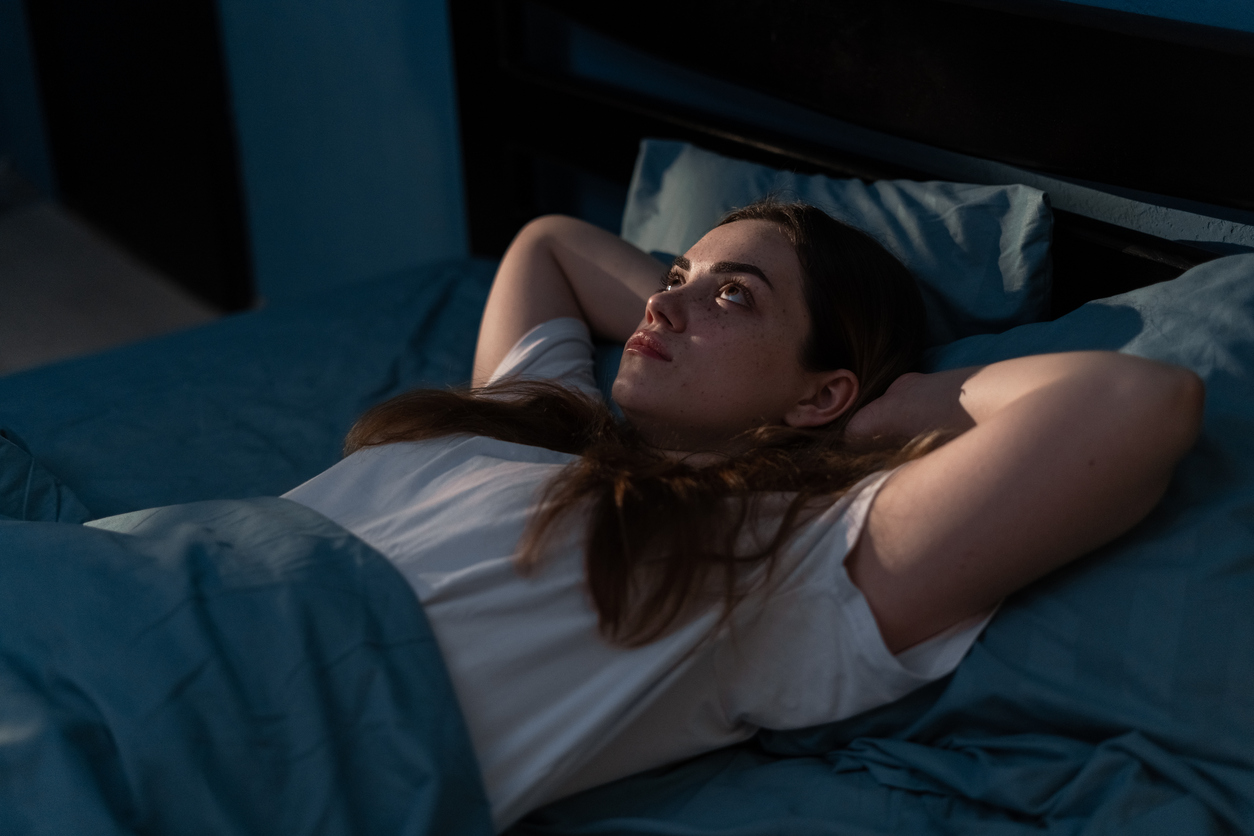 vrouw wakker in bed insomnia slapeloosheid