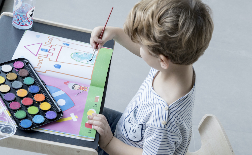 jongen schildert met waterverf