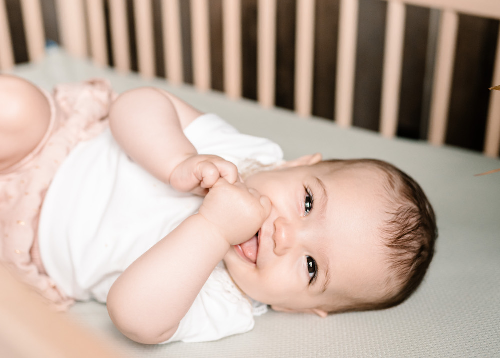 Baby ligt in bedje op AeroSleep matras