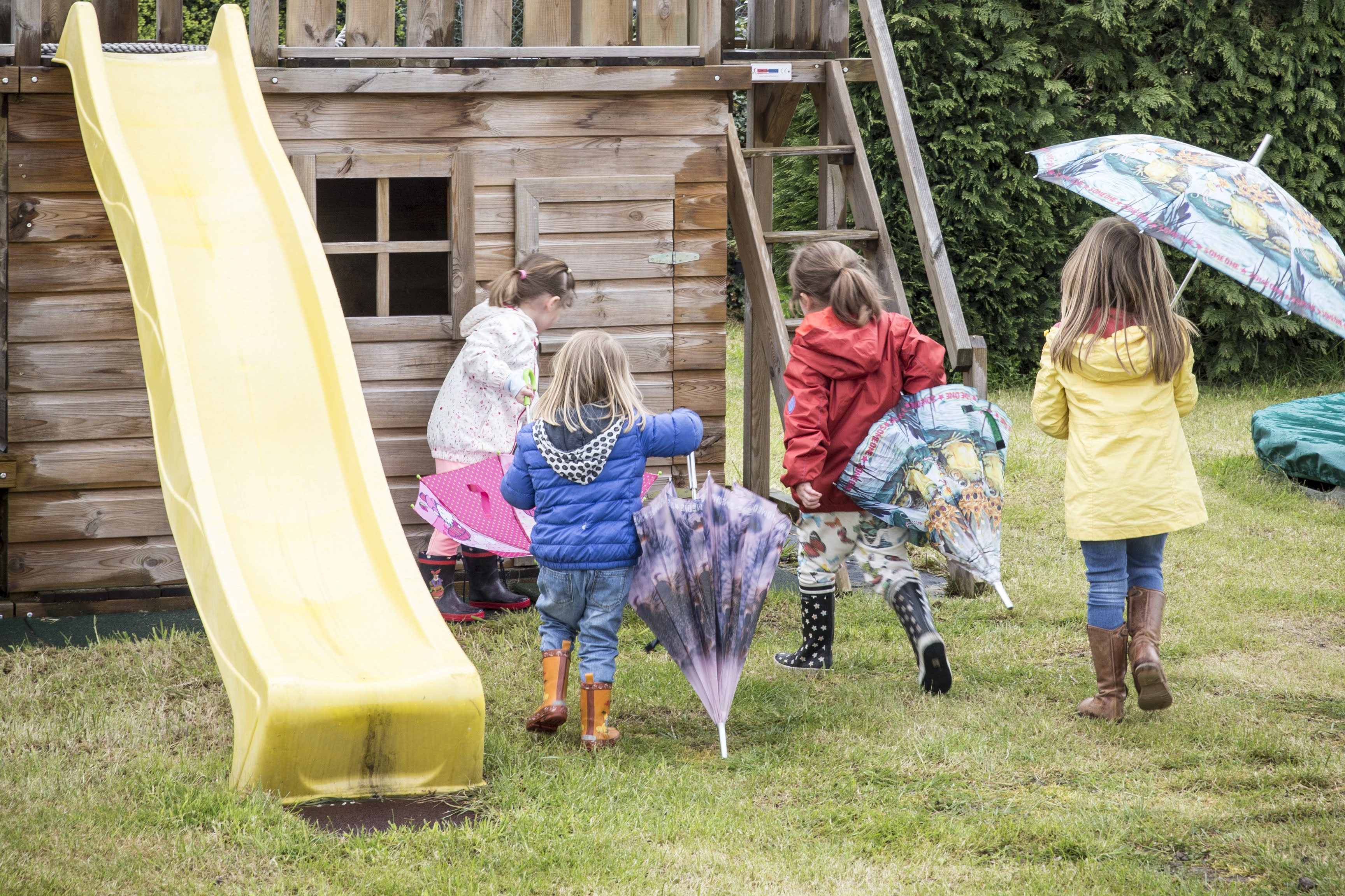 kindjes spelen buiten
