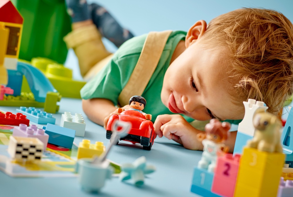 Kleuter speelt met LEGO DUPLO