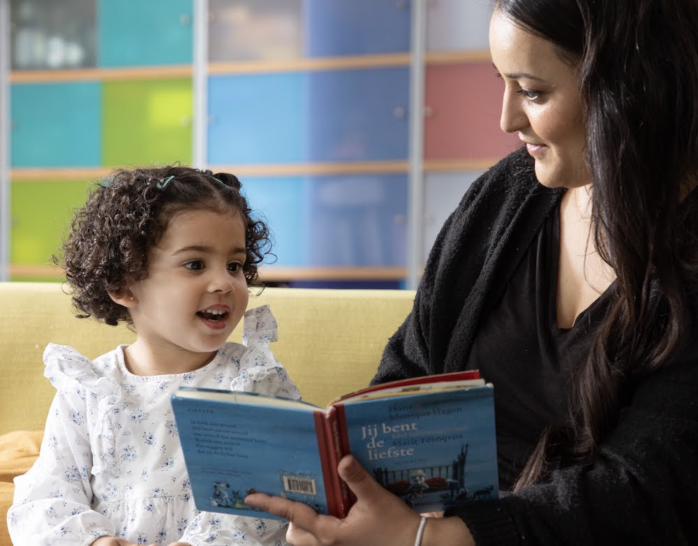 mama en peuter lezen samen boekje