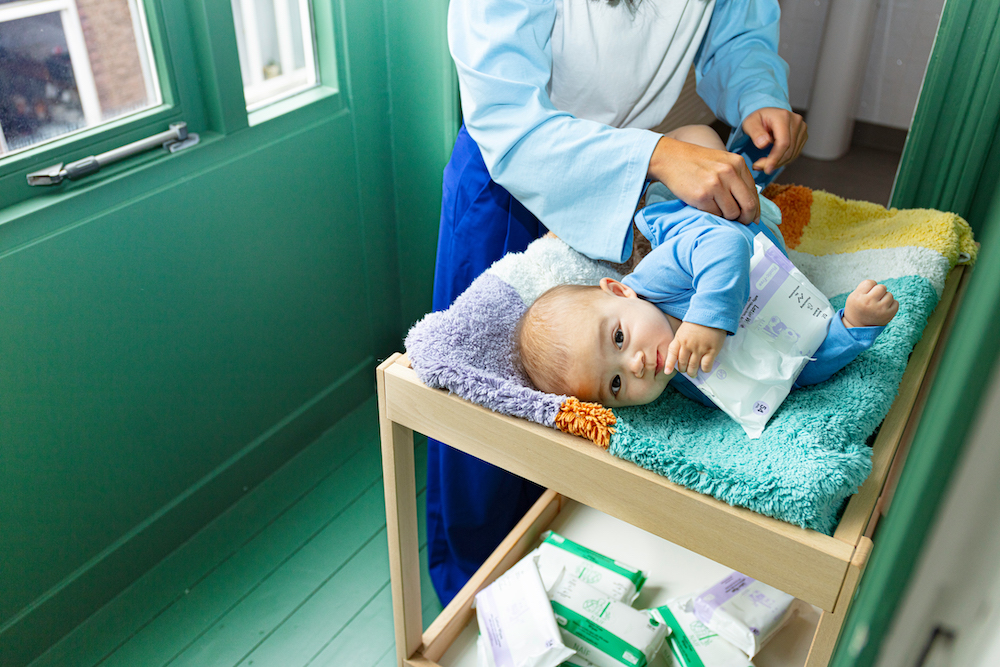 Baby op luiertafel met billenboekjes Naïf
