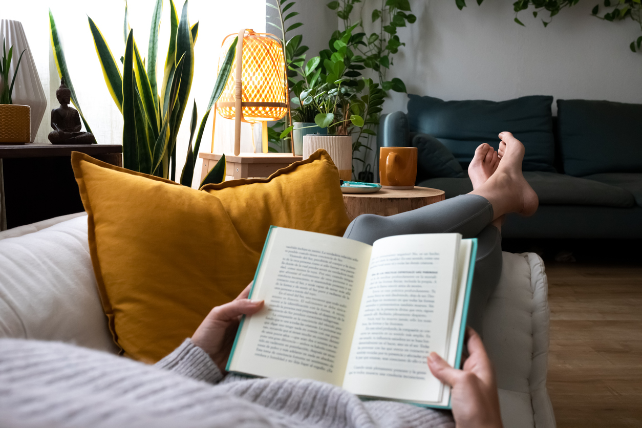 vrouw leest boek