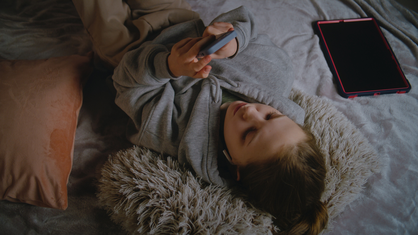 tiener scrollen smartphone