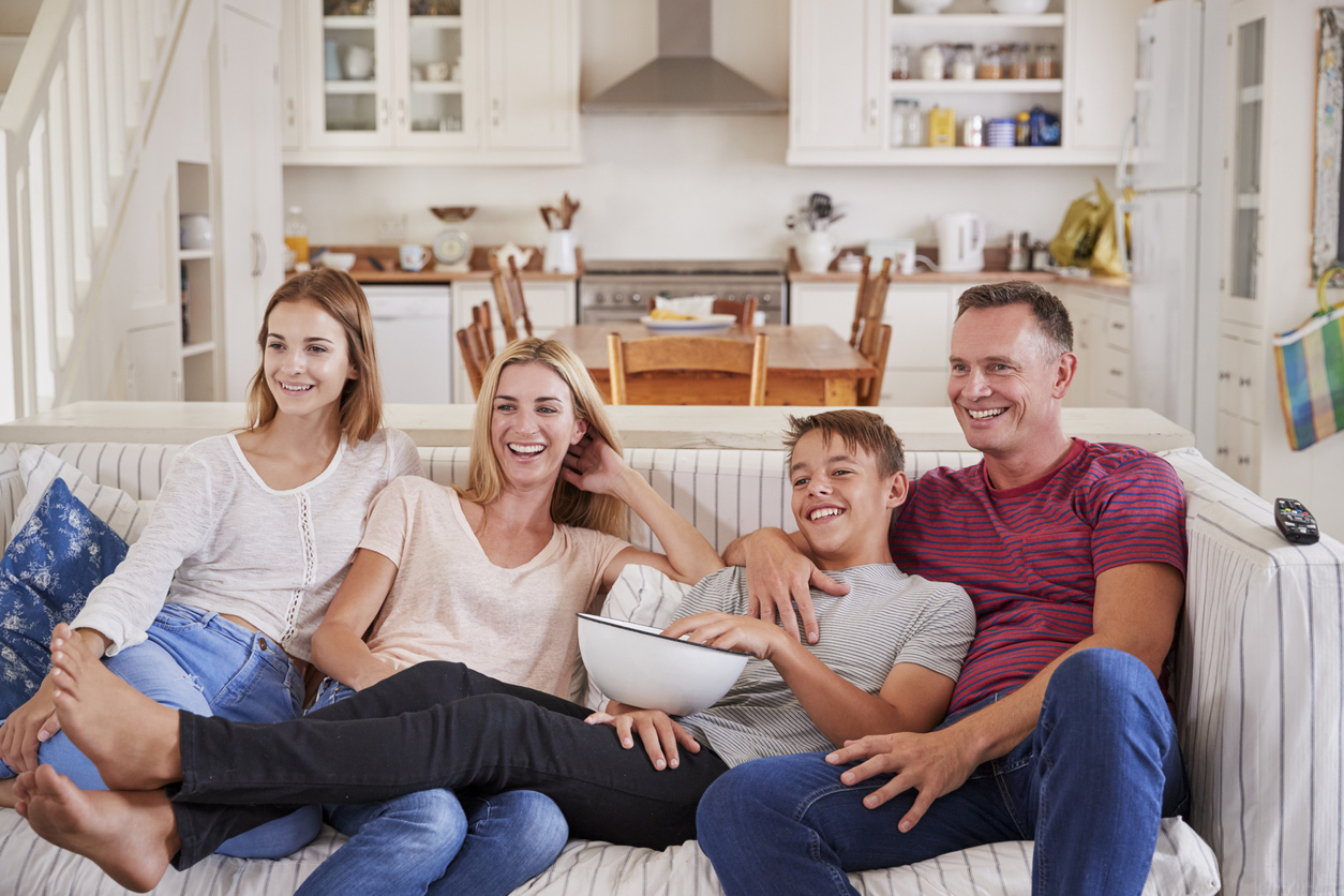 tieners kijken naar een film