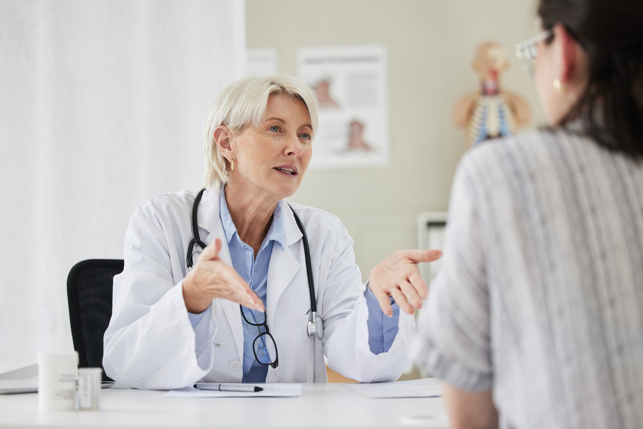vrouw bij dokter 
