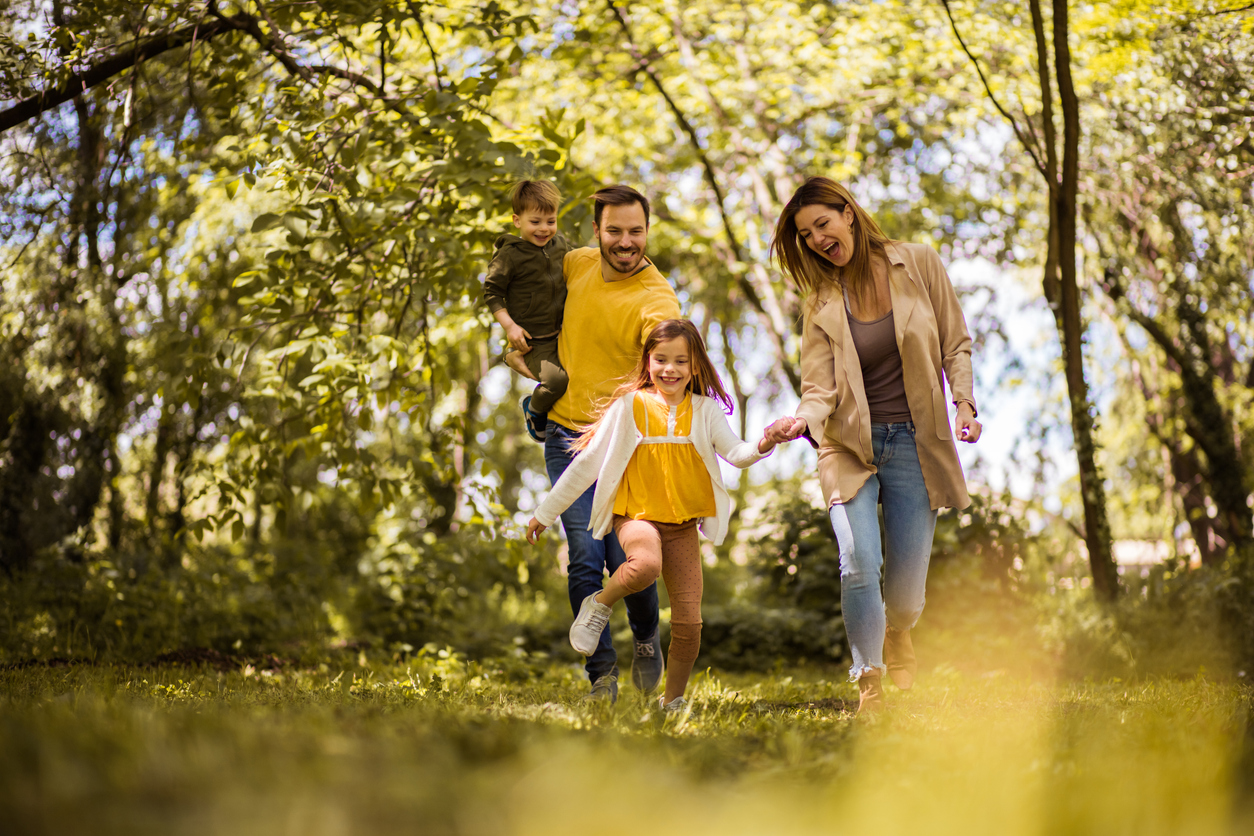 gezin wandelt door het bos