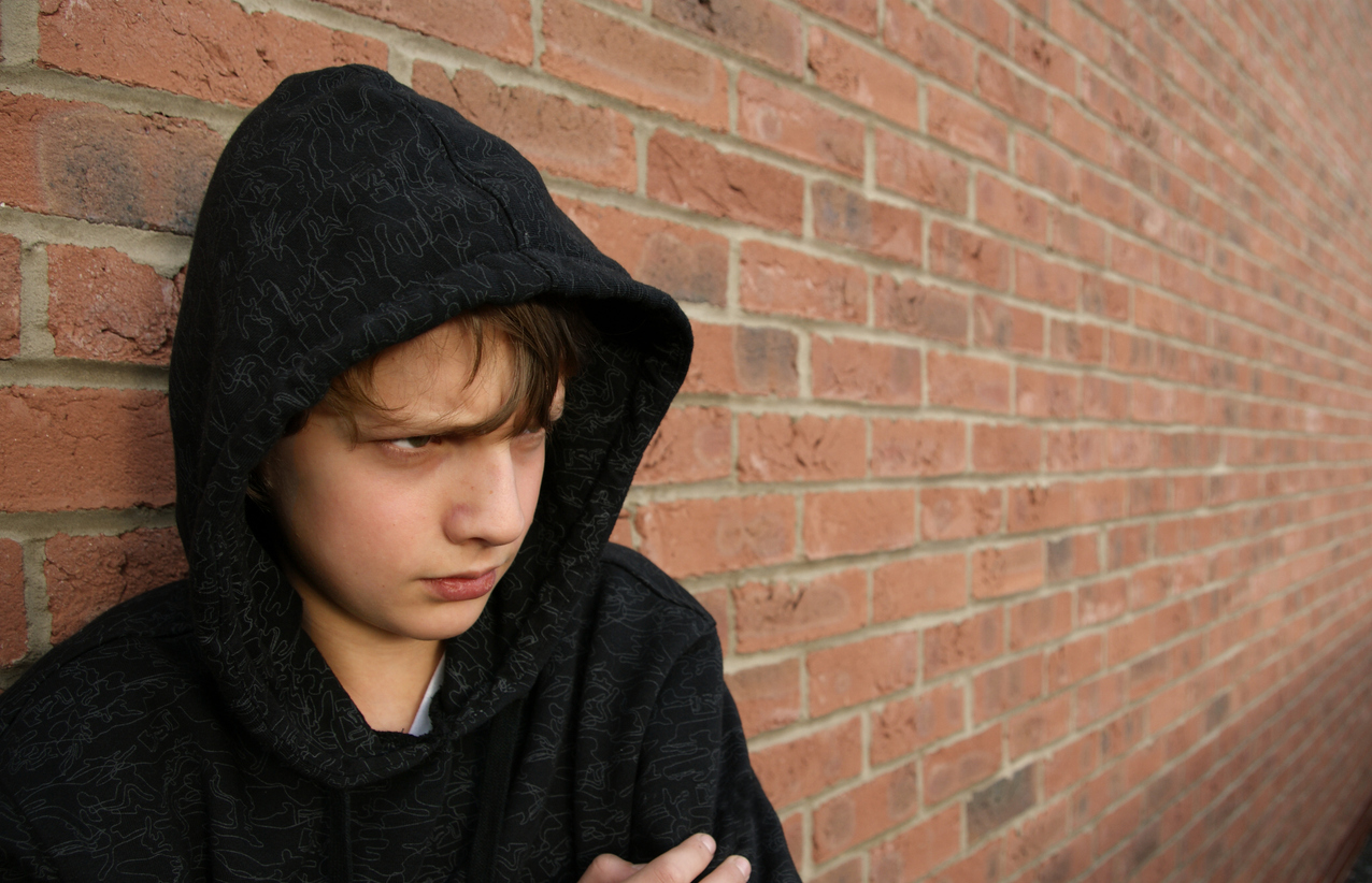boze tiener met hoodie