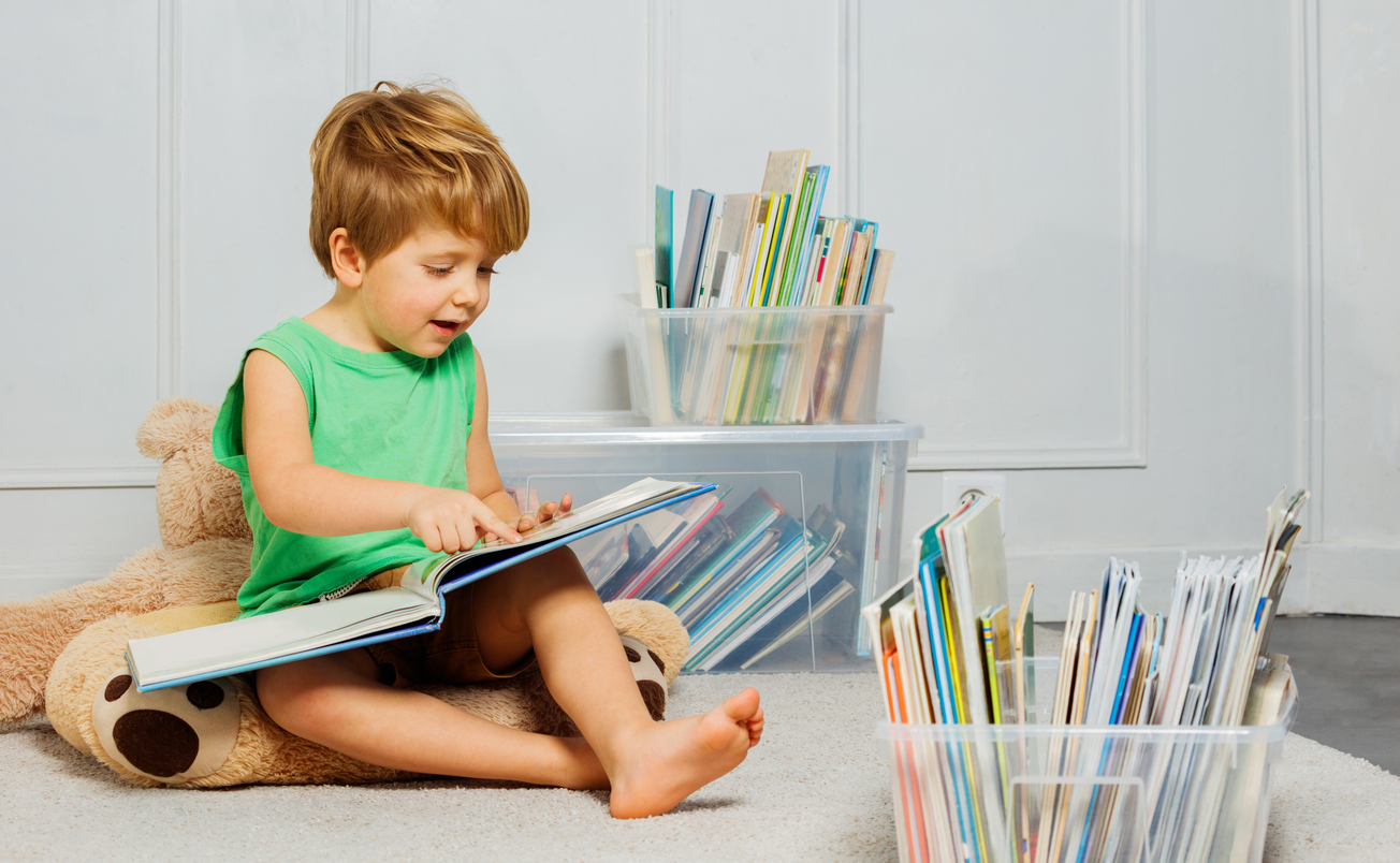 jongen kijkt in prentenboeken