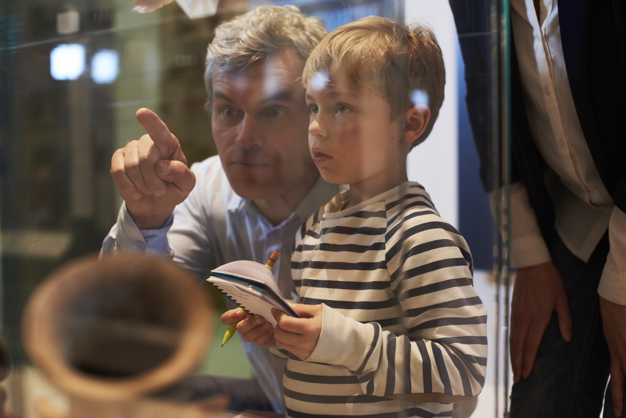 jongen met papa in het museum
