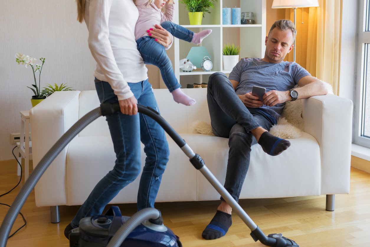 papa helpt niet in het huishouden