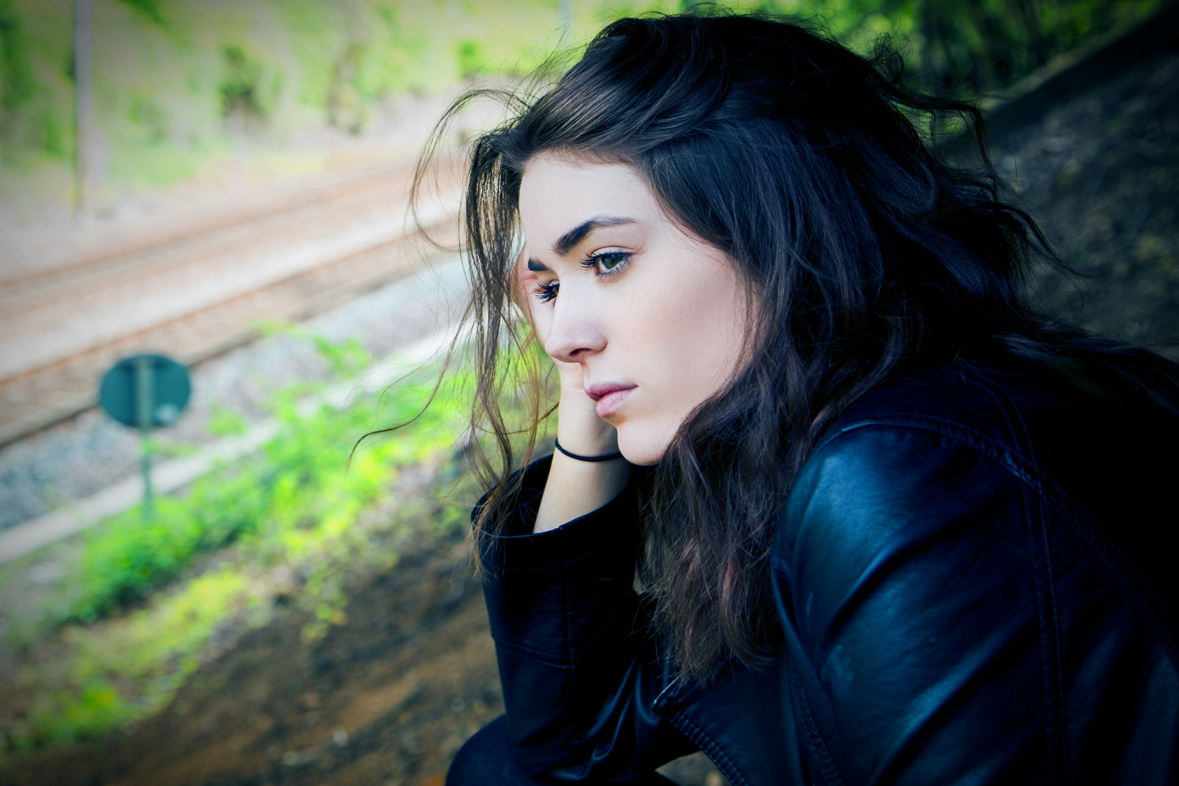 Vrouw mijmert in de verte