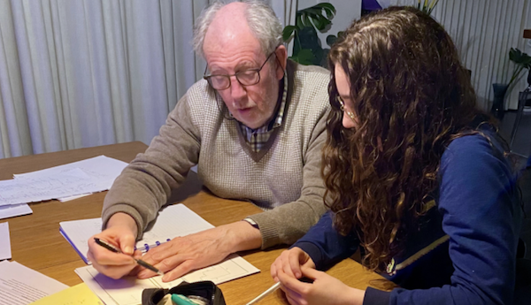 Leerkracht BijlesHuis geeft bijles aan tiener