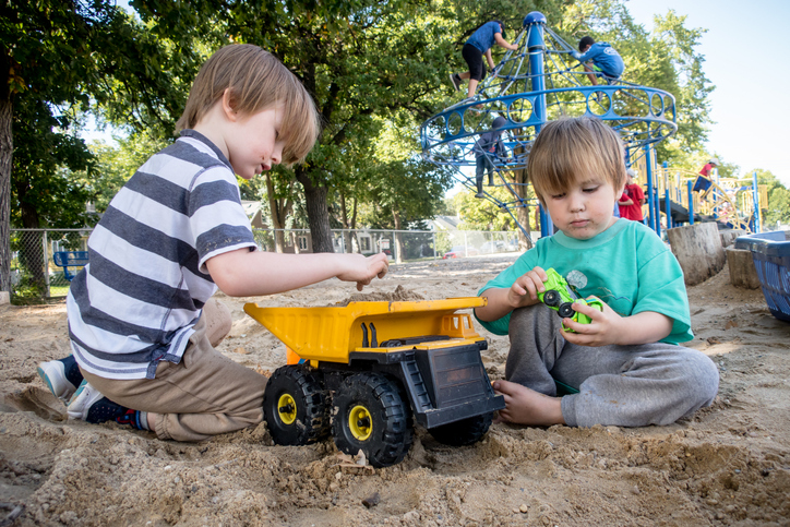 jongens spelen samen in de zandbak