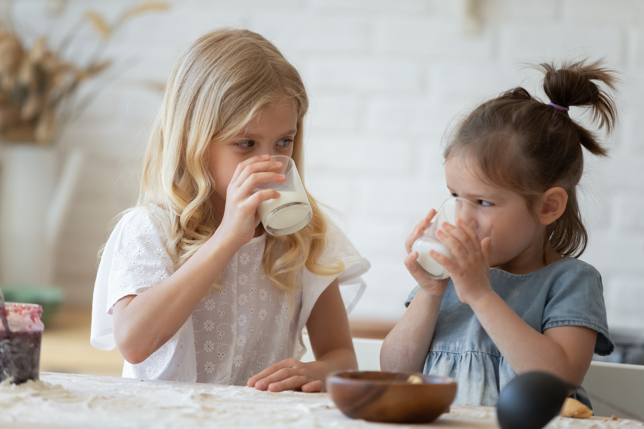 meisjes drinken melk 