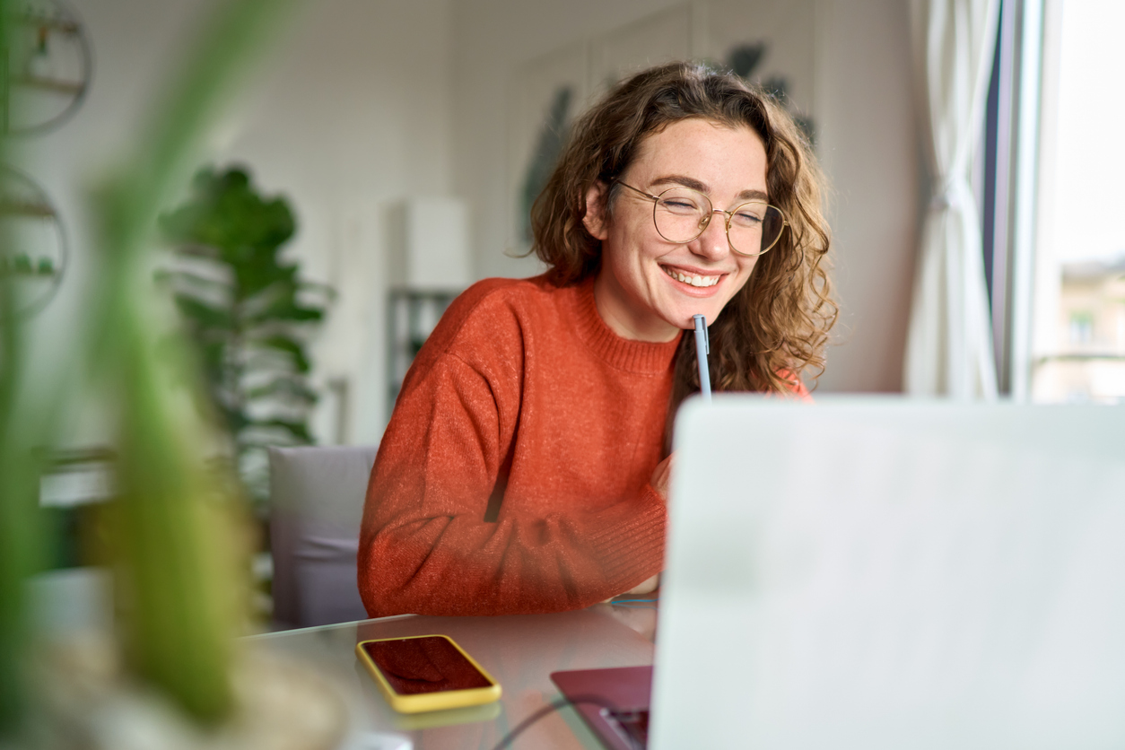 vrouw bekijkt webinar