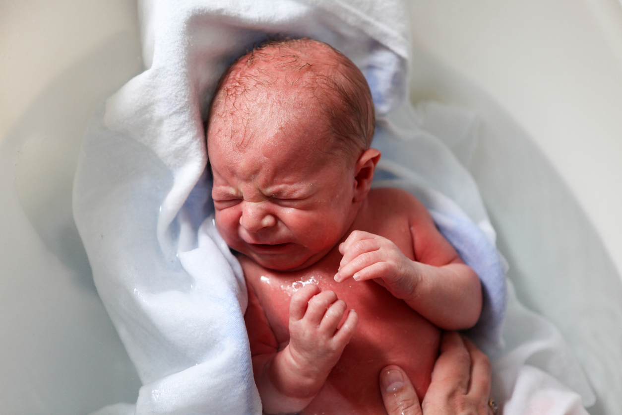 pasgeboren baby huilt