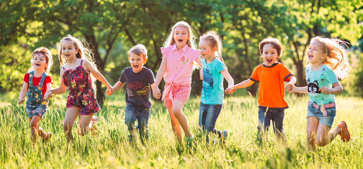 kinderen spelen buiten 