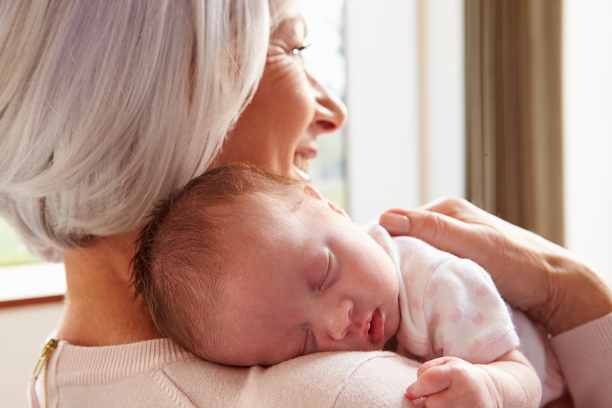 jonge oma en newborn