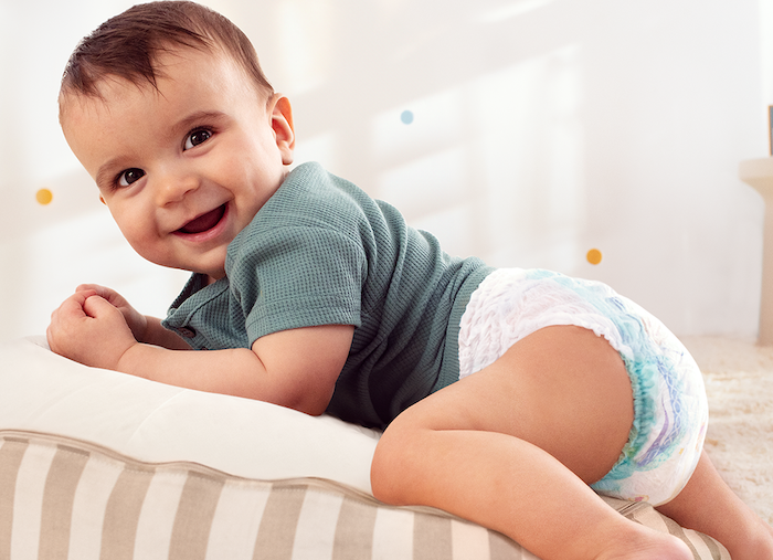 baby met Pampers luierbroekje