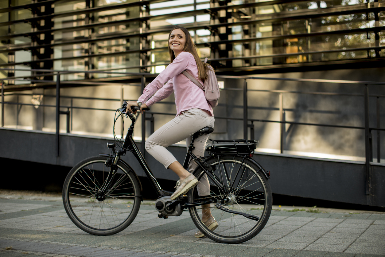 mama op elektrische fiets