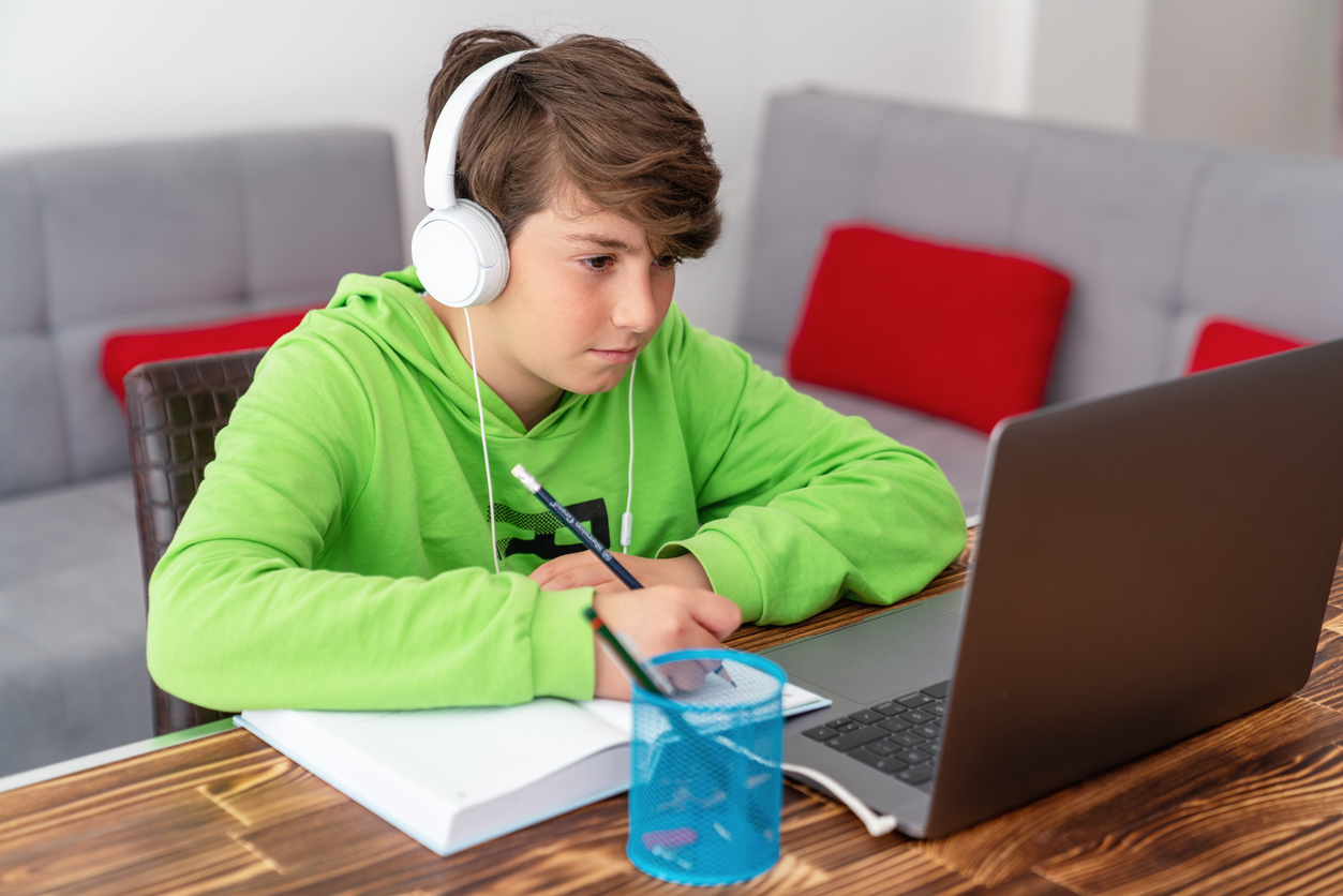 tiener studeert met muziek