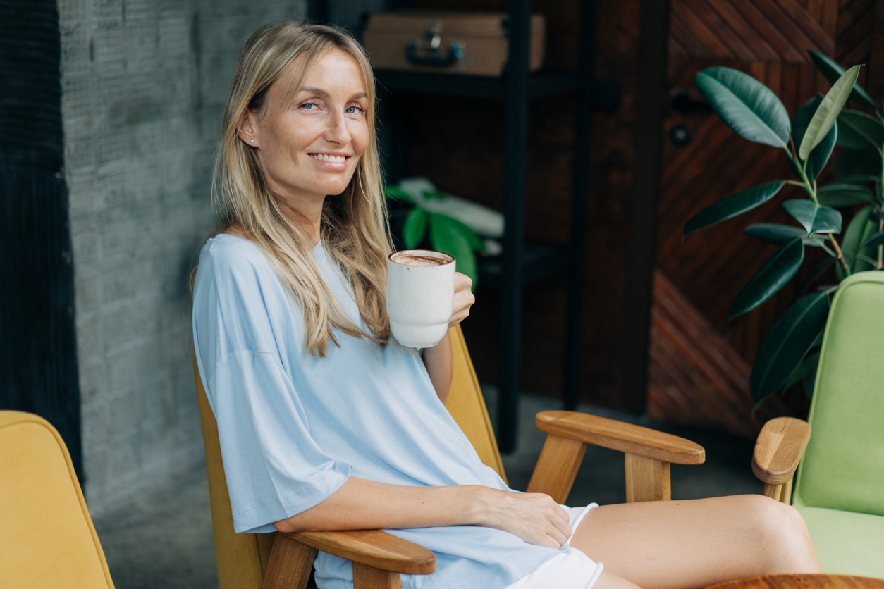 mama drinkt koffie