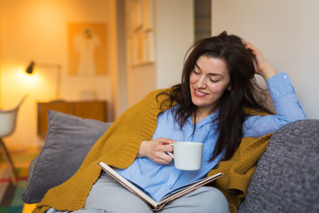 vrouw leest een boek