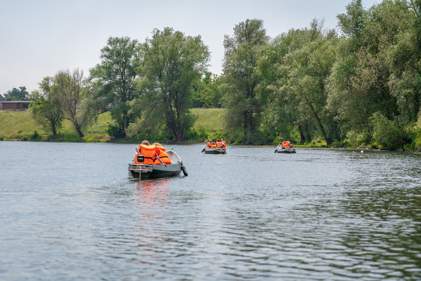 Gezin geniet van uitstapje op een fluisterboot